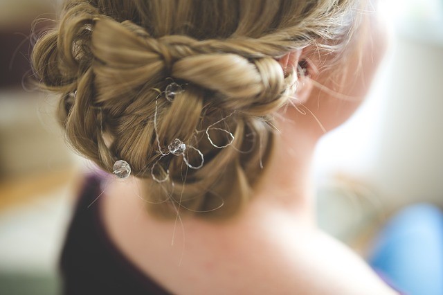 6 Easy & Pretty Prom Hairstyles